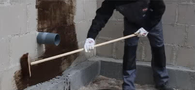 Gruntowanie ściany fundamentowej wodorozcieńczalną emulsją asfaltowo-kauczukową w systemie izolacji Izohan Gruntowanie ściany fundamentowej wodorozcieńczalną emulsją asfaltowo-kauczukową w systemie izolacji Izohan